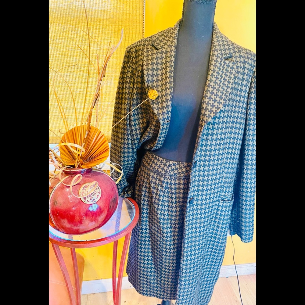 Jones New York Women’s Black/Green 2 Piece Suit (size 16)